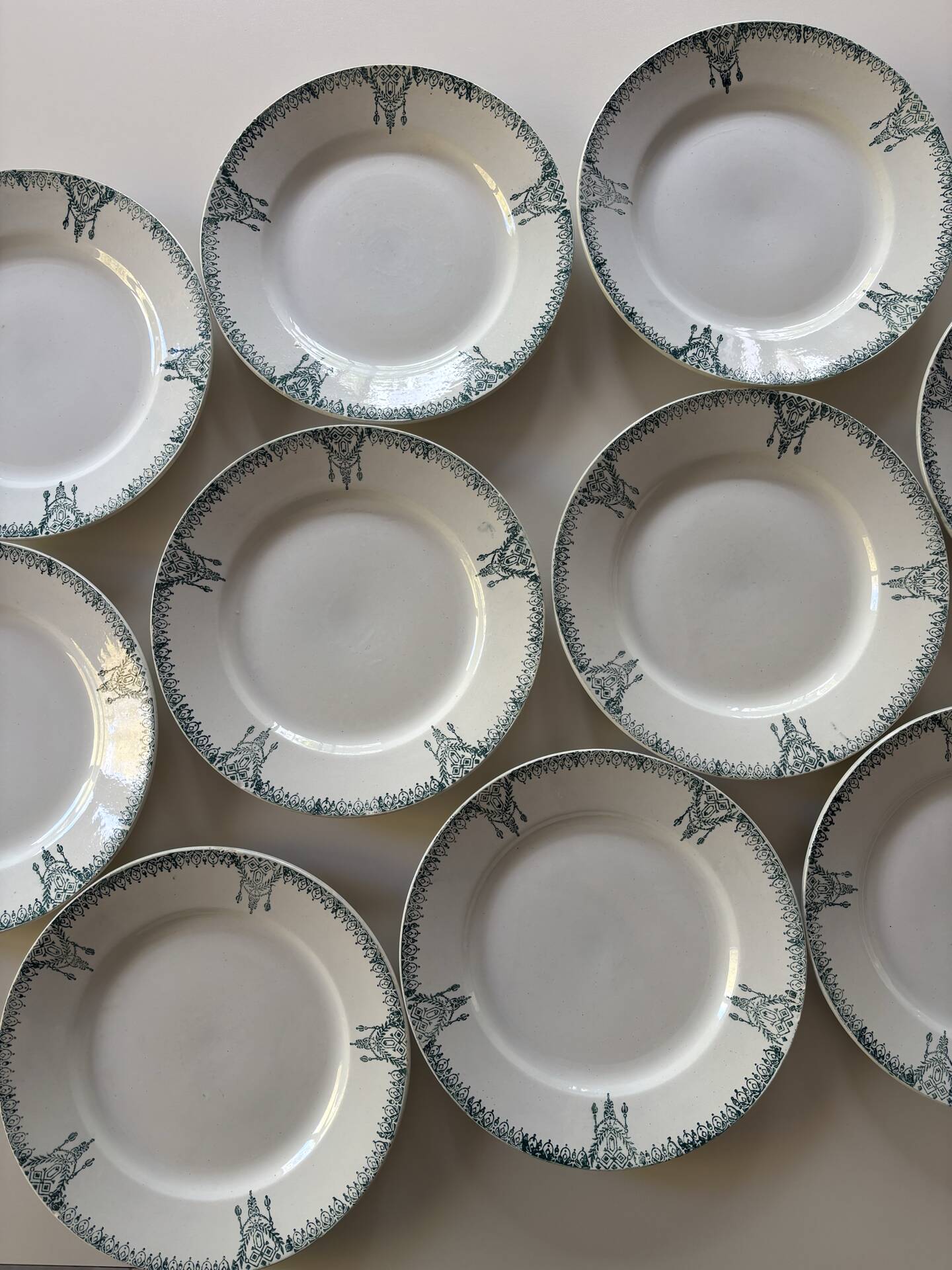 Assiettes plates en faïence ancienne St Amand