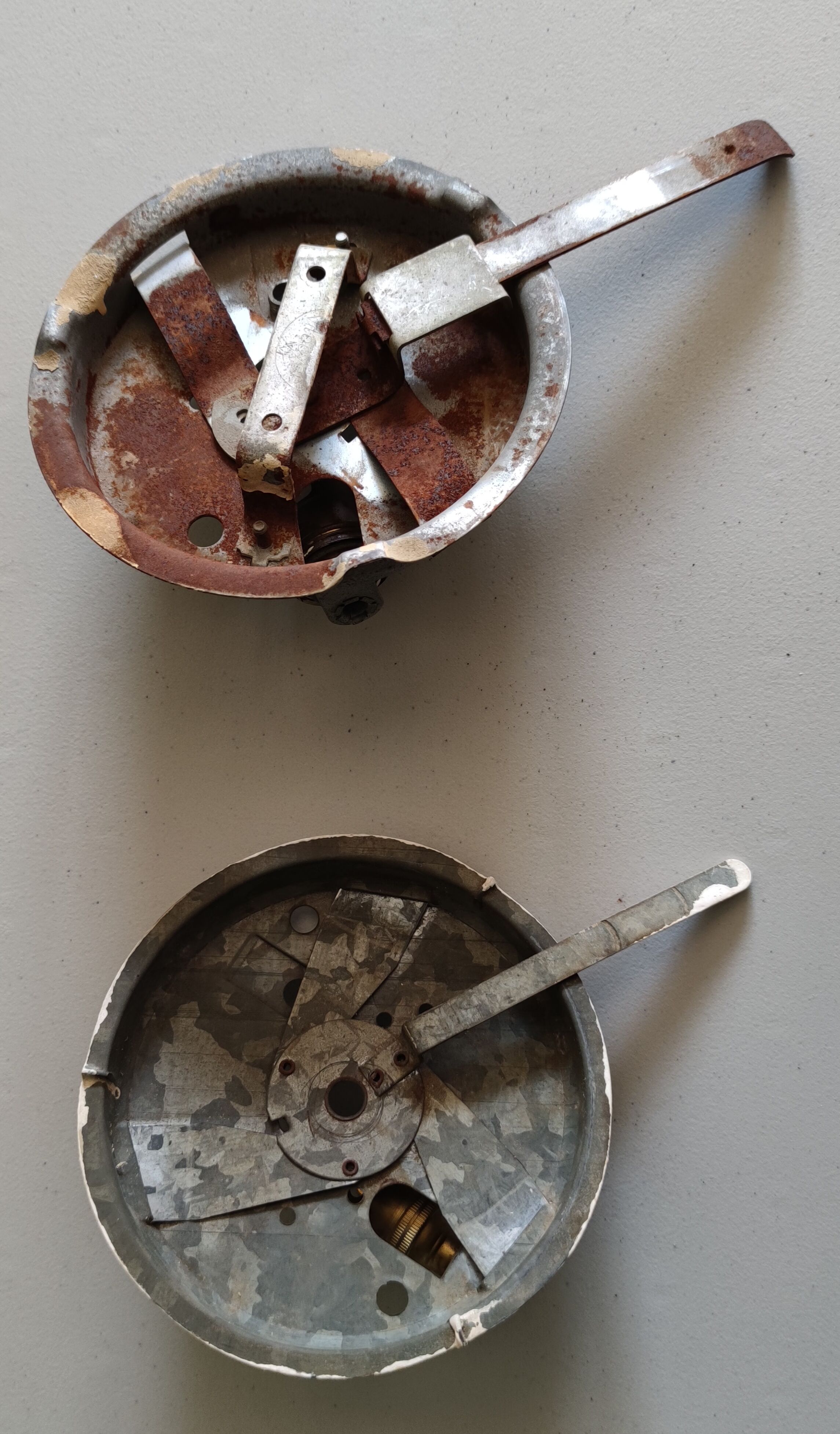 2 ceiling lights/globes