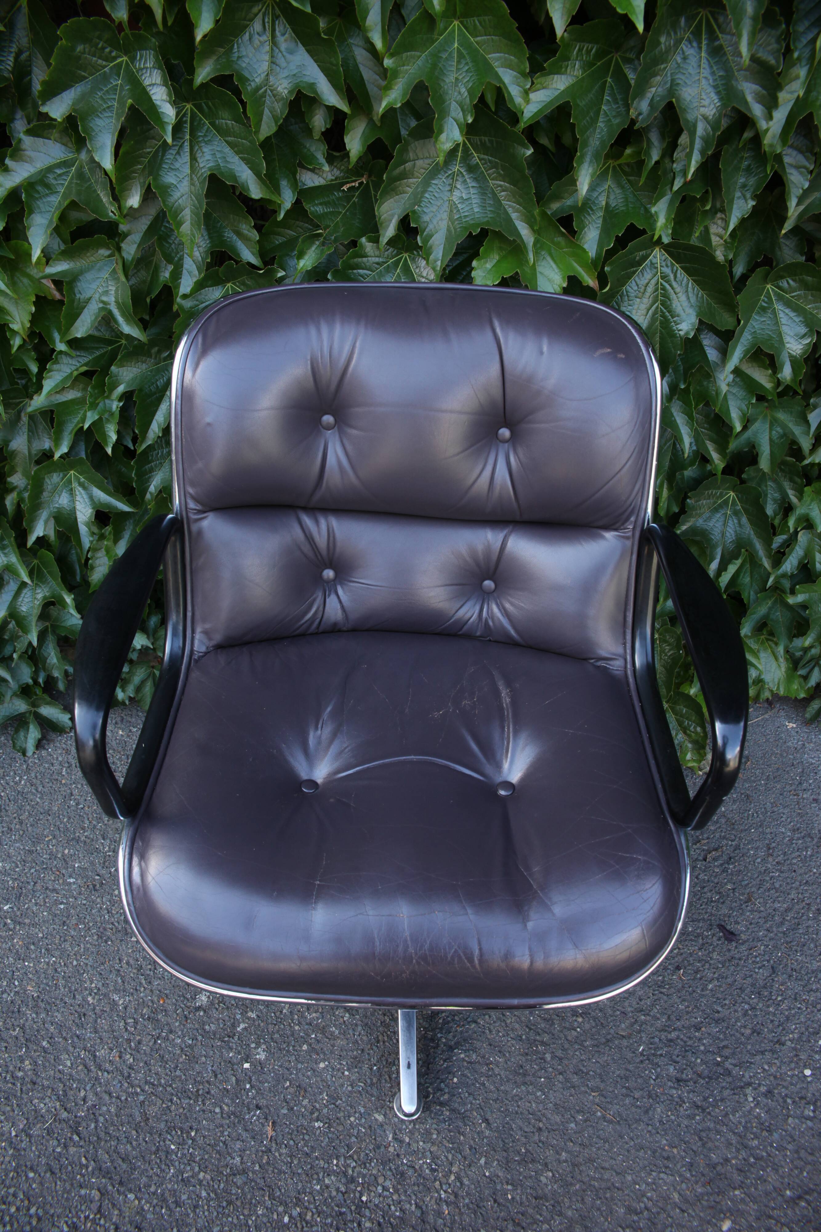 Fauteuil Pollock pour Knoll cuir couleur prune/violet