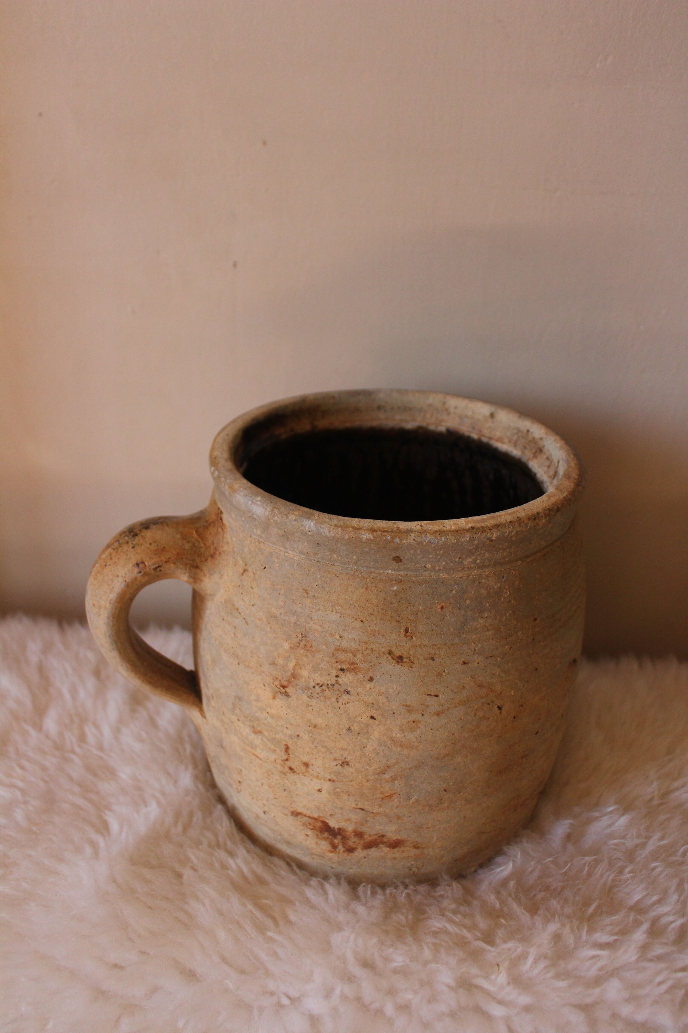 Terracotta pot with handle