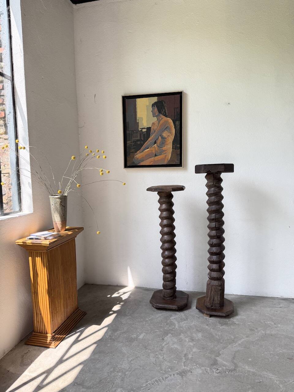 Pair of pedestal columns with oak pressing screws, 1900