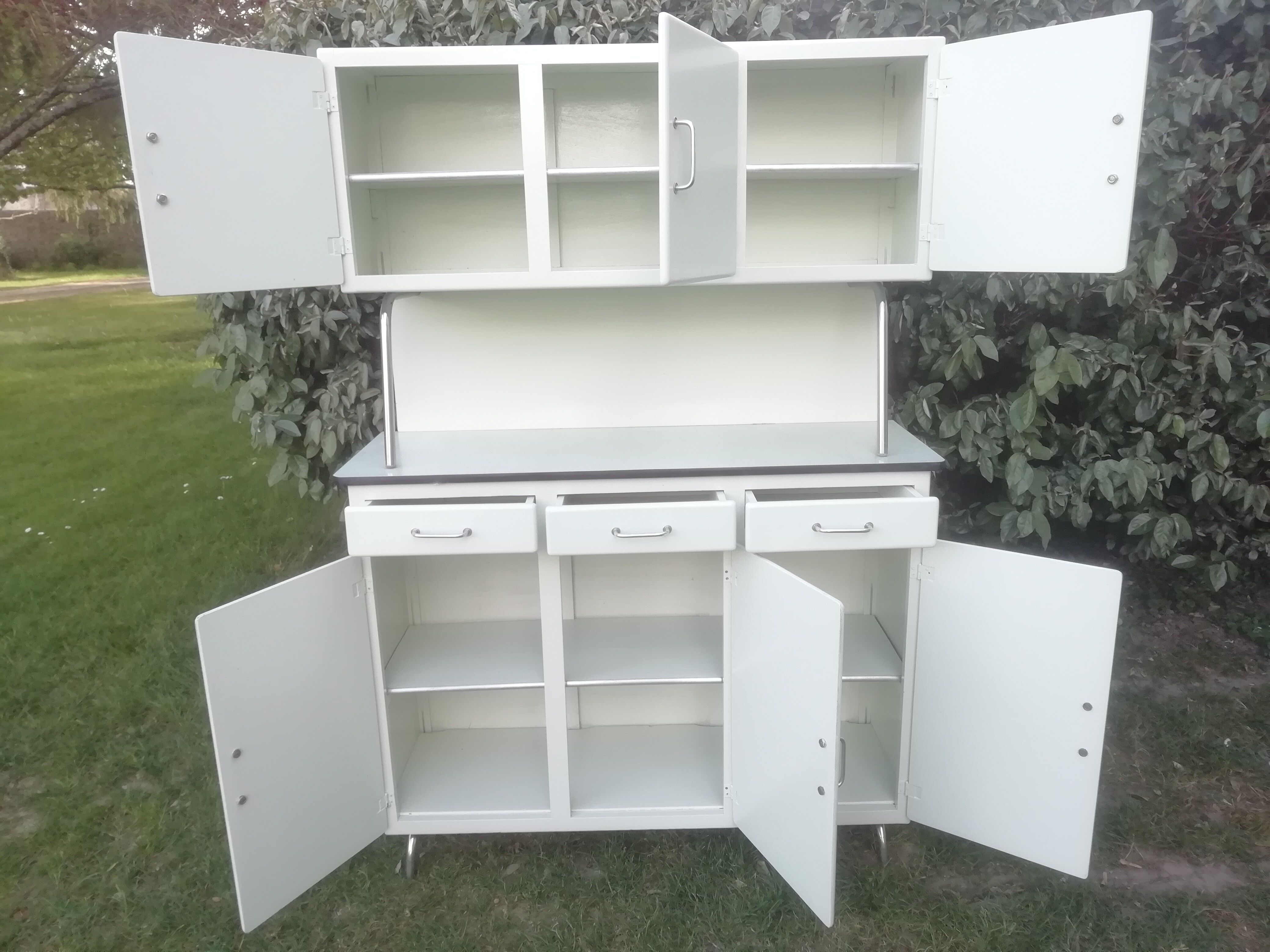 Buffet mado with table and stools