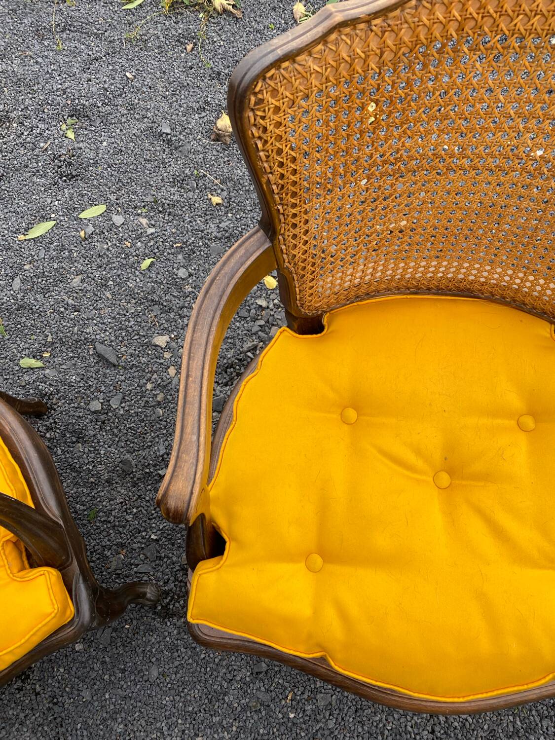 Paire de fauteuils cannés de style Louis XV