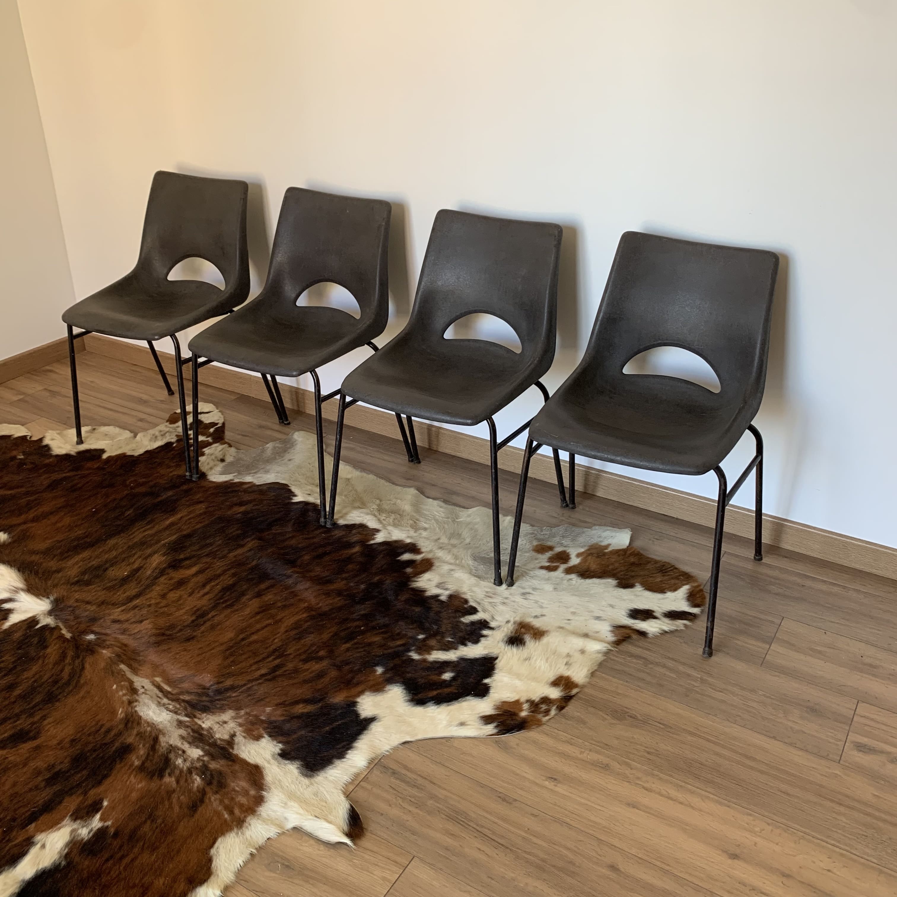 Lot de 4 chaises coque plastique marque Sitting