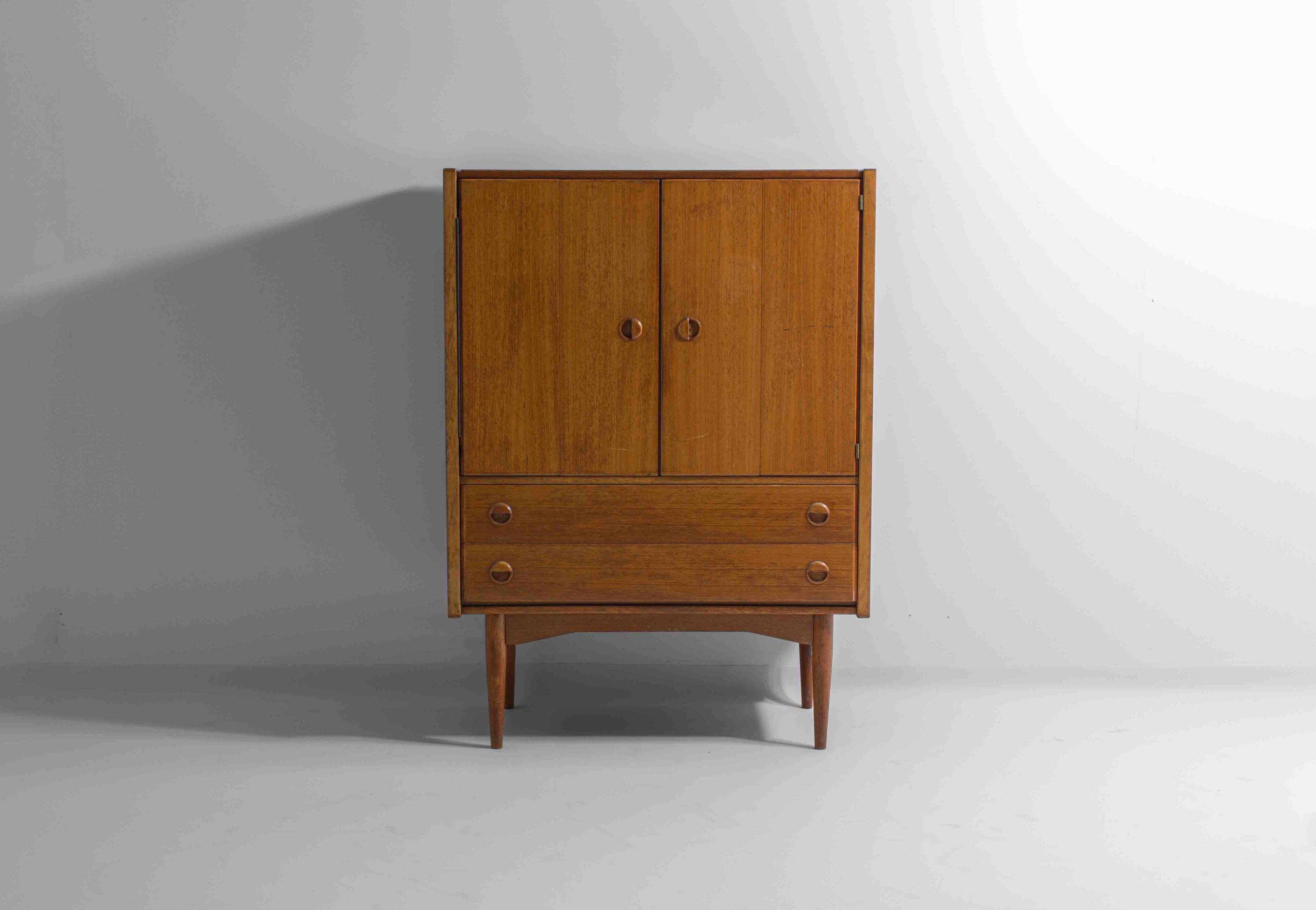 Meuble bar, buffet en hêtre, Belgique années 1960