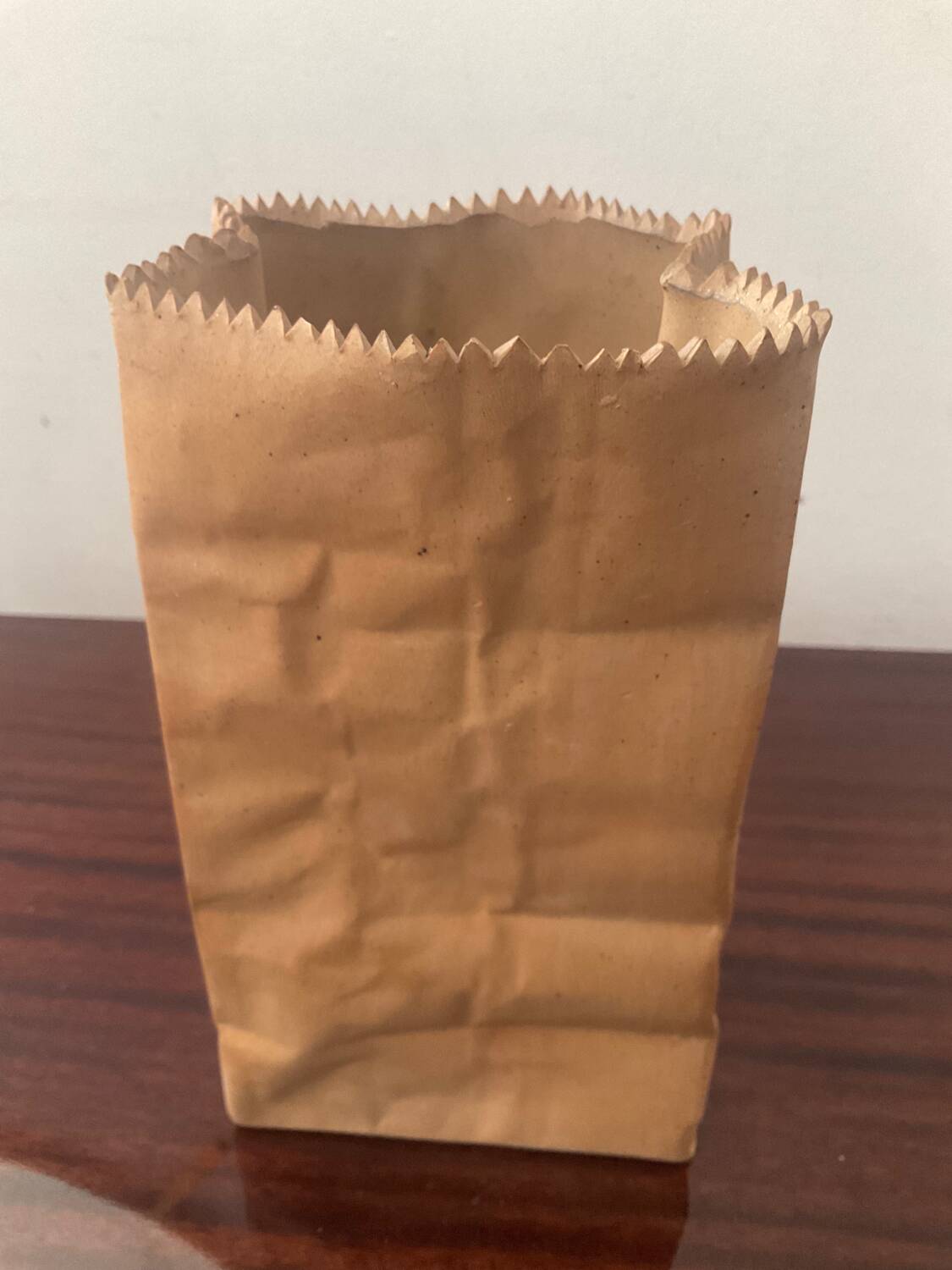 Vase Paper Bag trompe l’œil signé Alka Malta