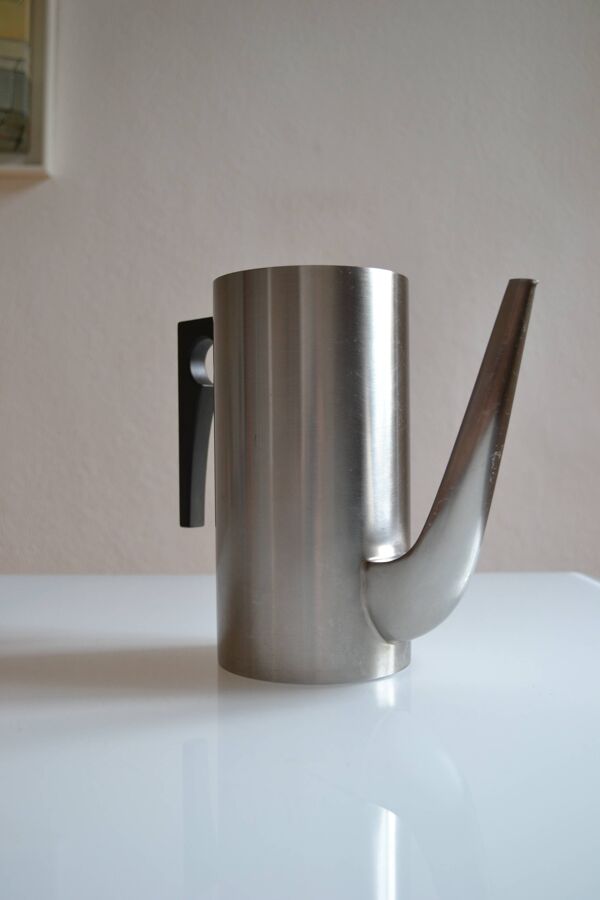 Cafetière cylinda par Arne Jacobsen pour Stelton en 1967 design scandinave