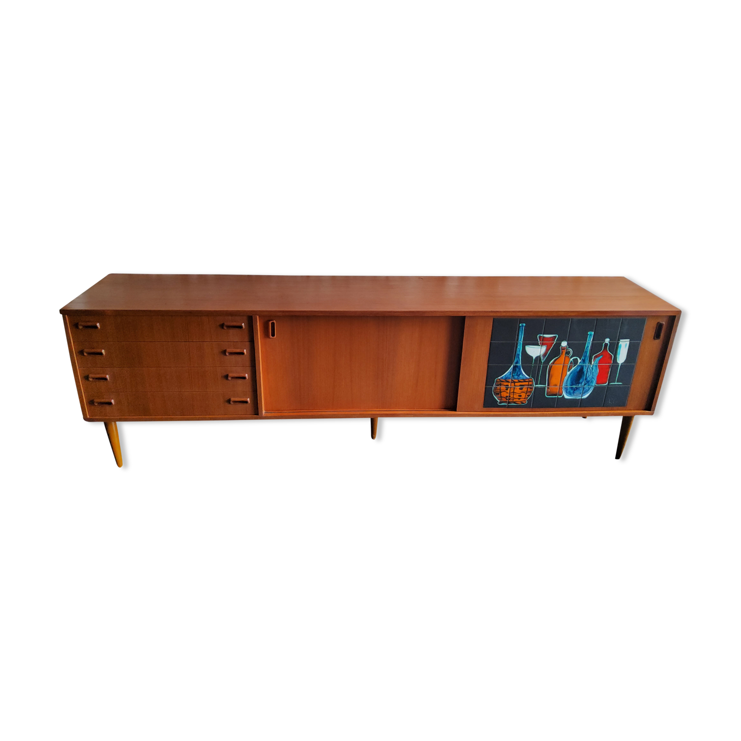 Vintage row with sliding doors and ceramic decoration