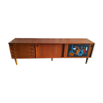 Vintage row with sliding doors and ceramic decoration