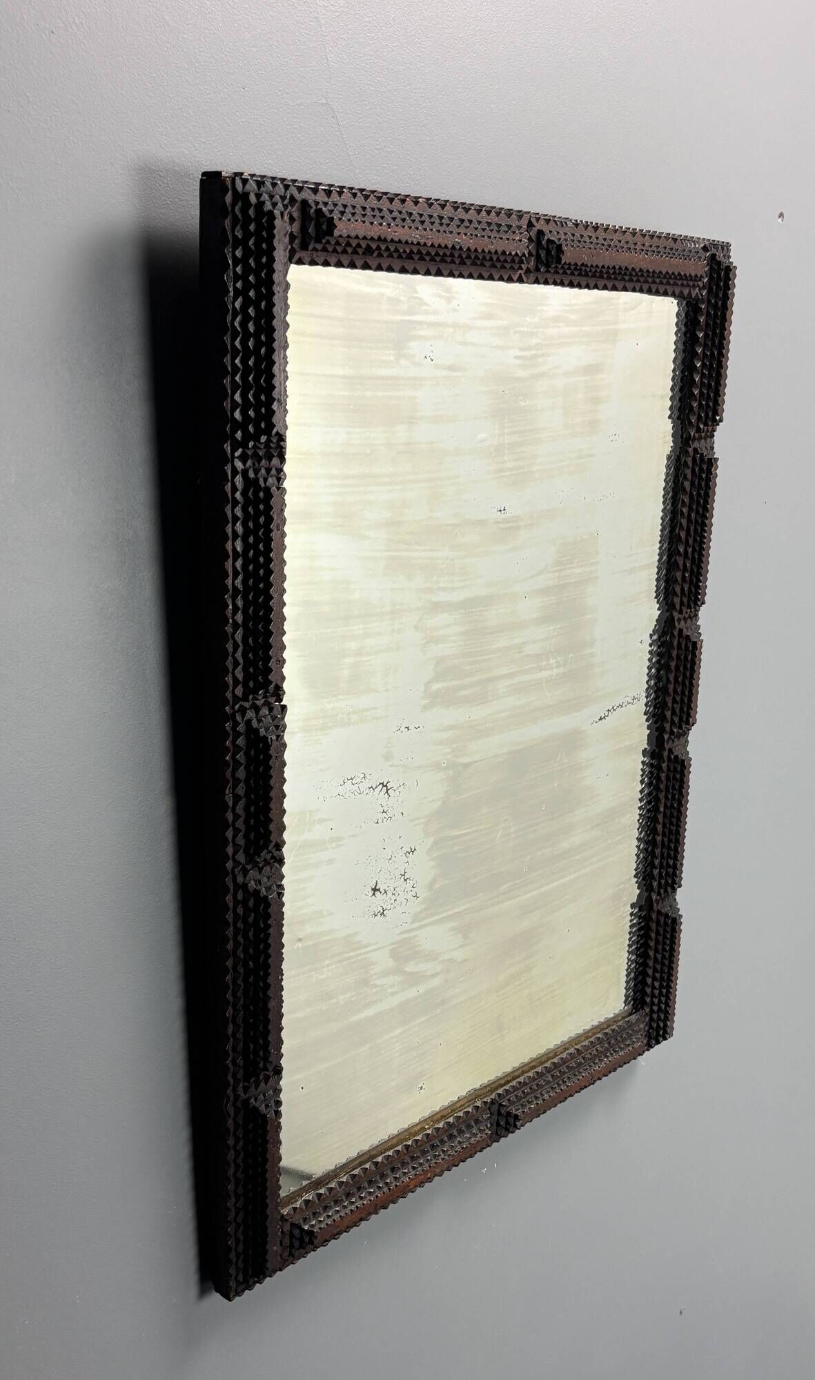 Miroir ancien en art populaire tramp, Belgique vers 1900.