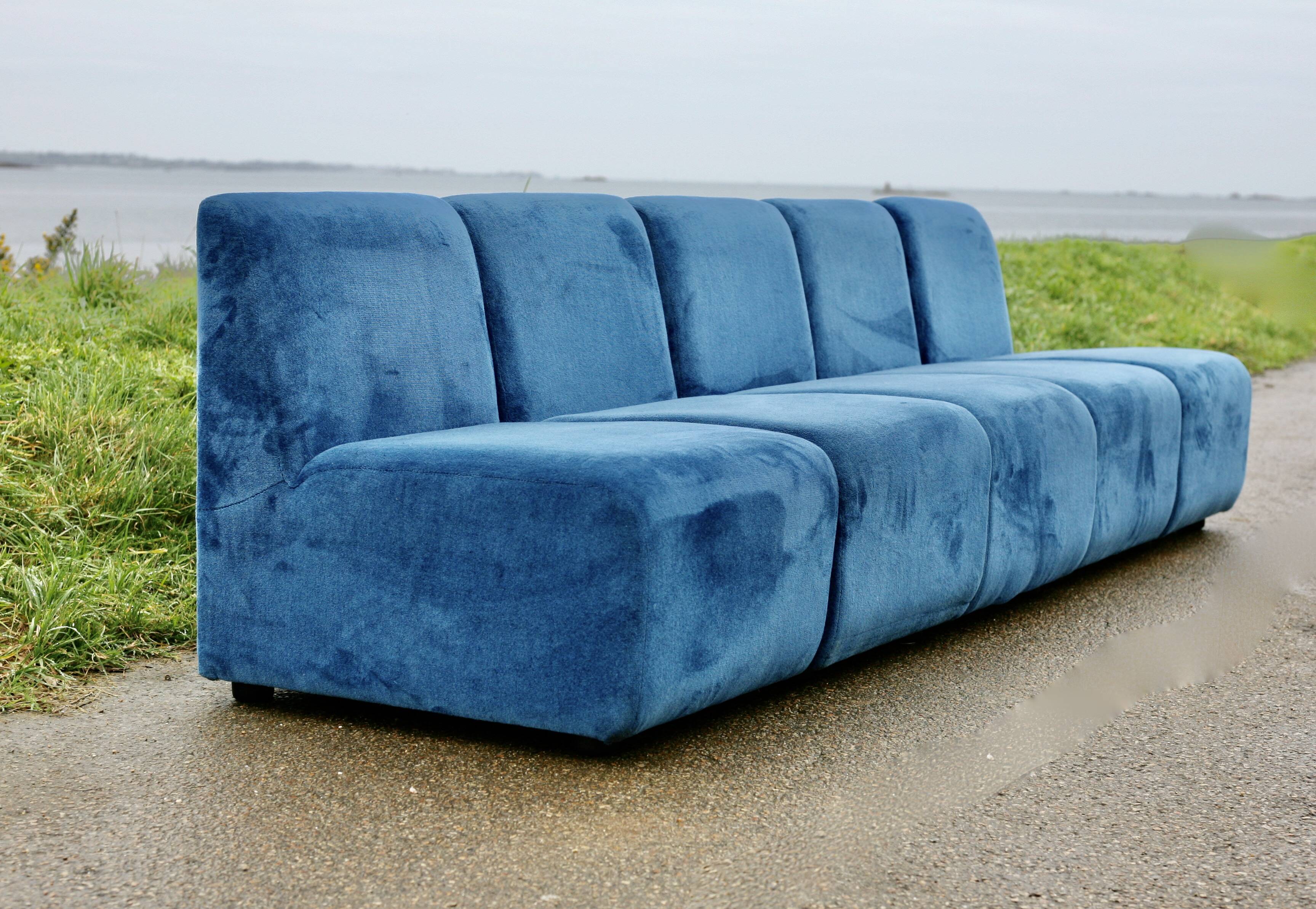 Canapé modulable composé de 5 chauffeuses en velours bleu, circa 1980
