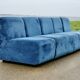Canapé modulable composé de 5 chauffeuses en velours bleu, circa 1980