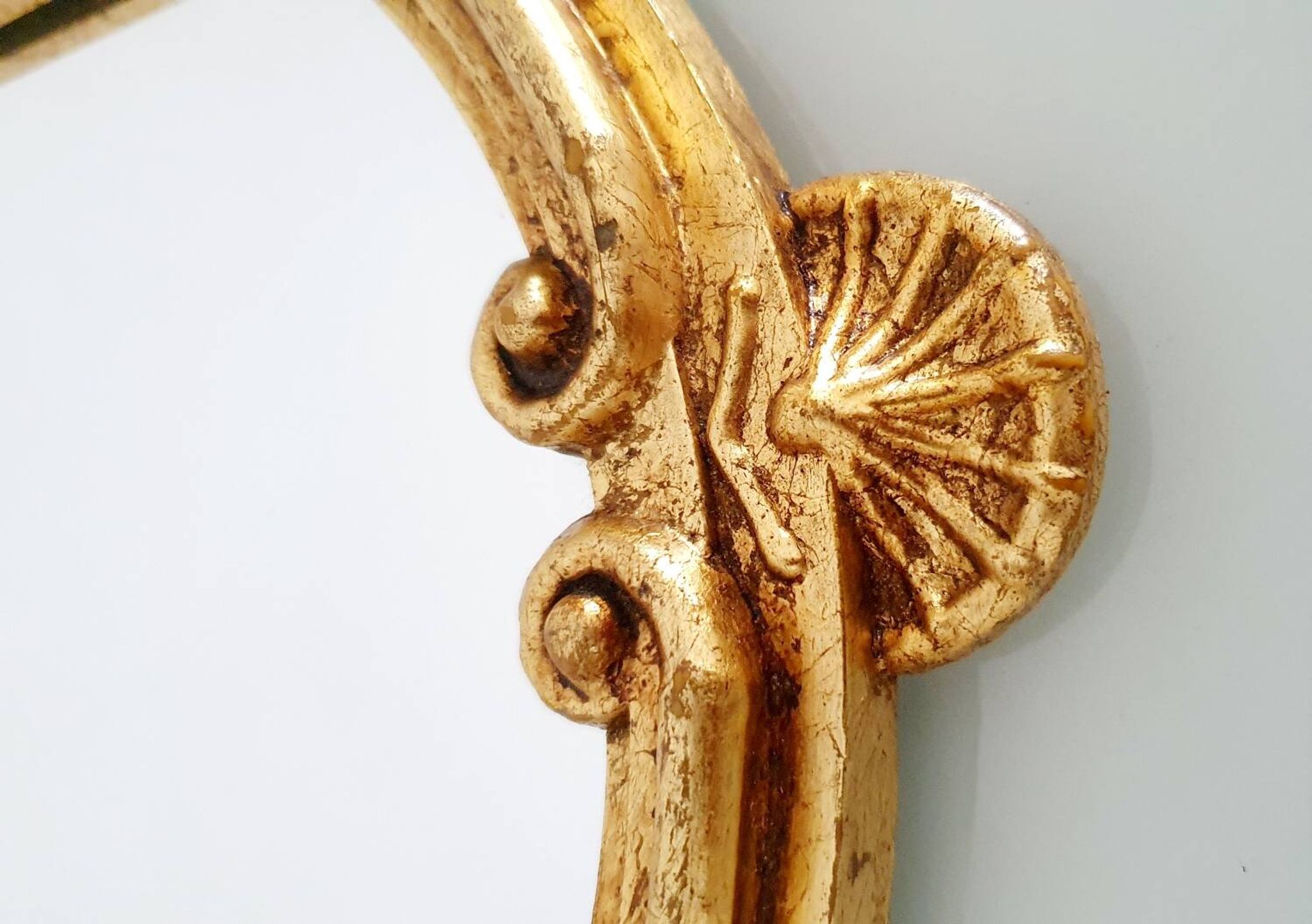 Miroir en bois doré à la feuille d'or