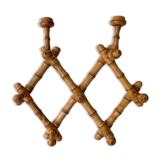 Wall-mounted accordion coat rack