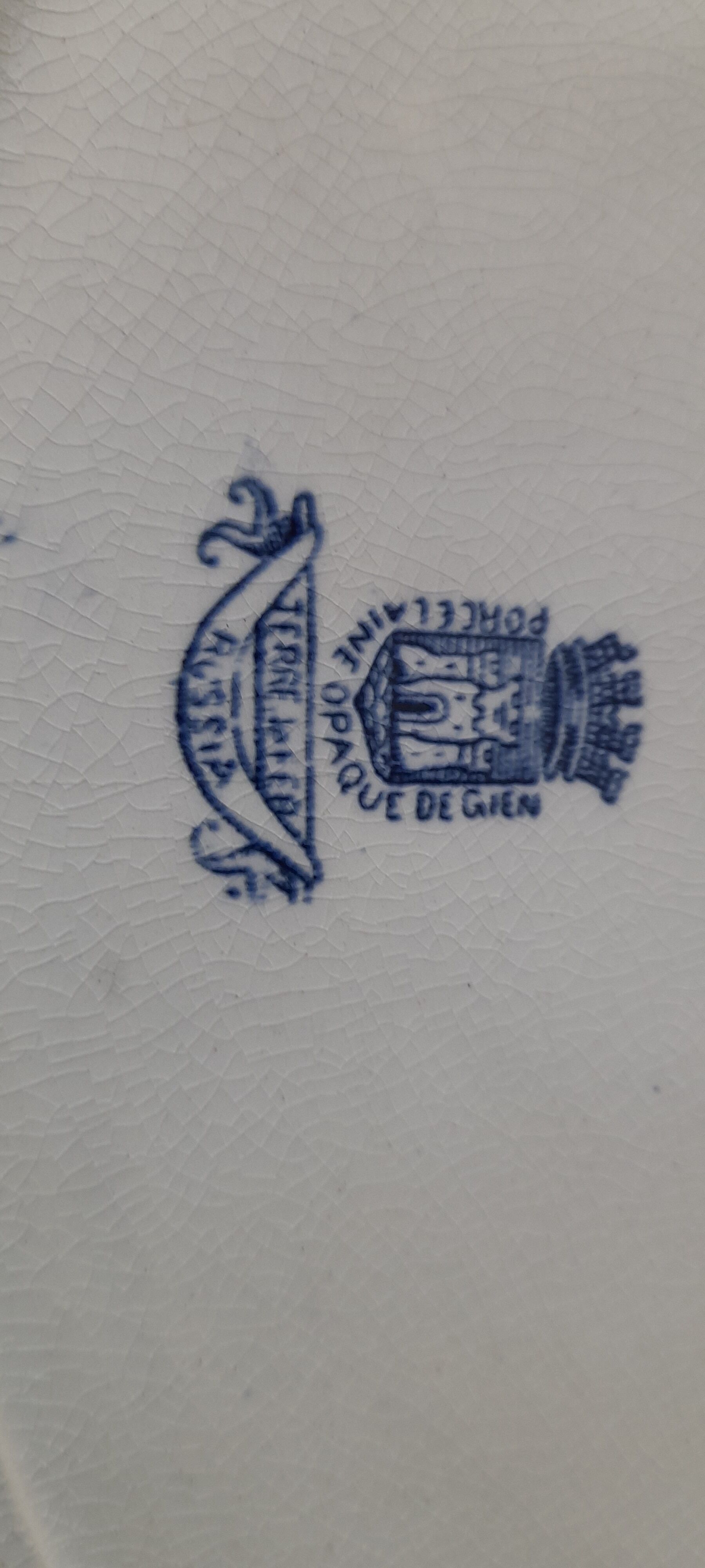 Oval plate in opaque porcelain from Gien model Russia L 34 cm