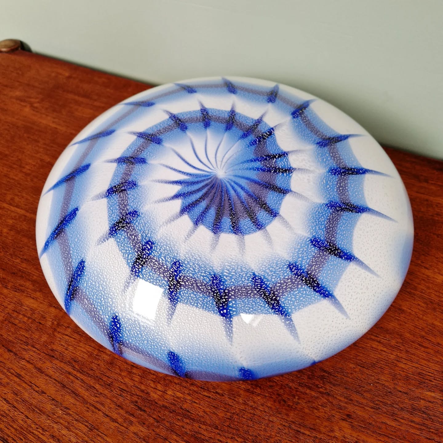 Ceiling light/wall sconce in blue and white Murano glass, 1970.