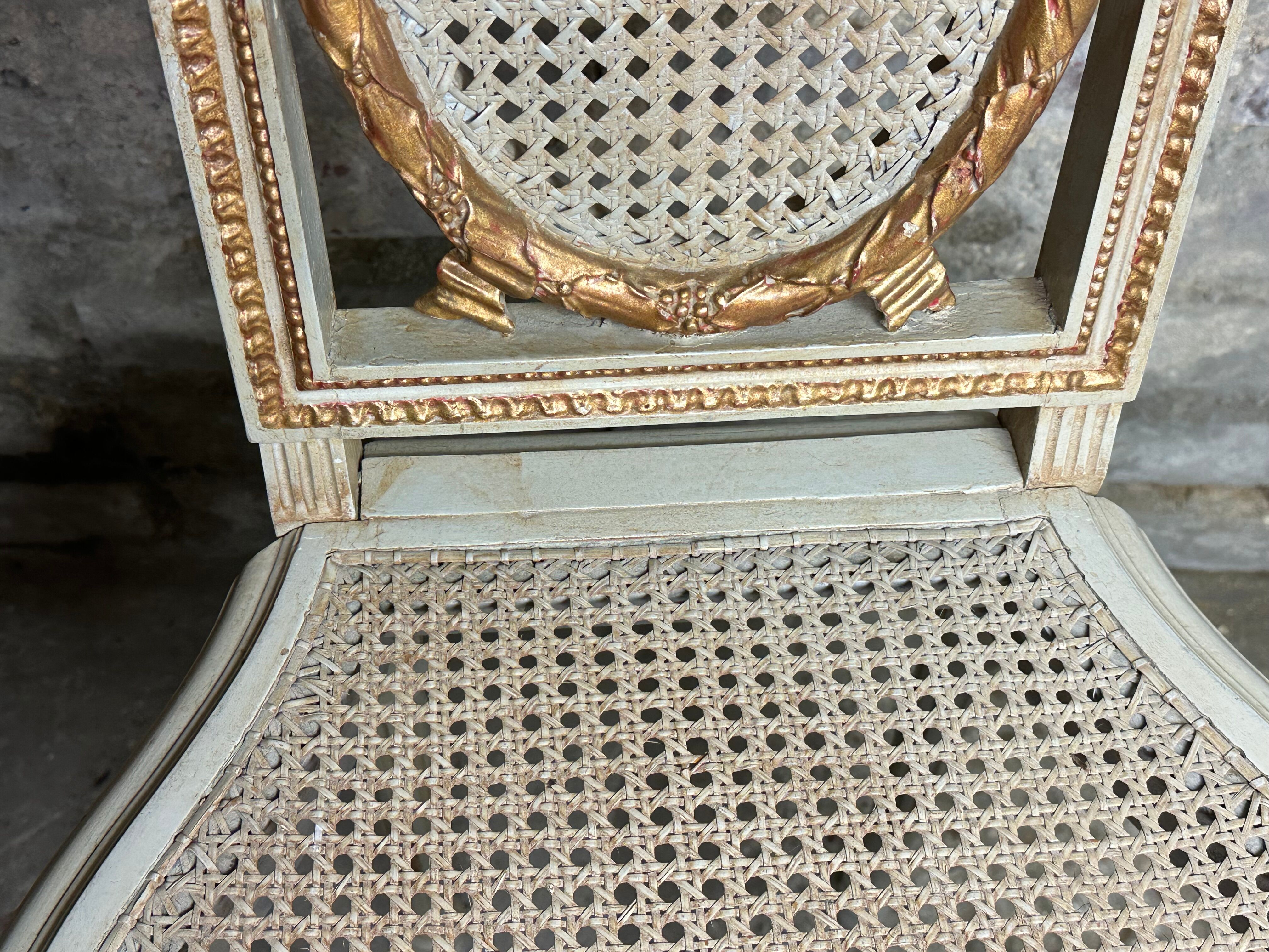 Chaises cannées de style Louis XV patinées gris et doré