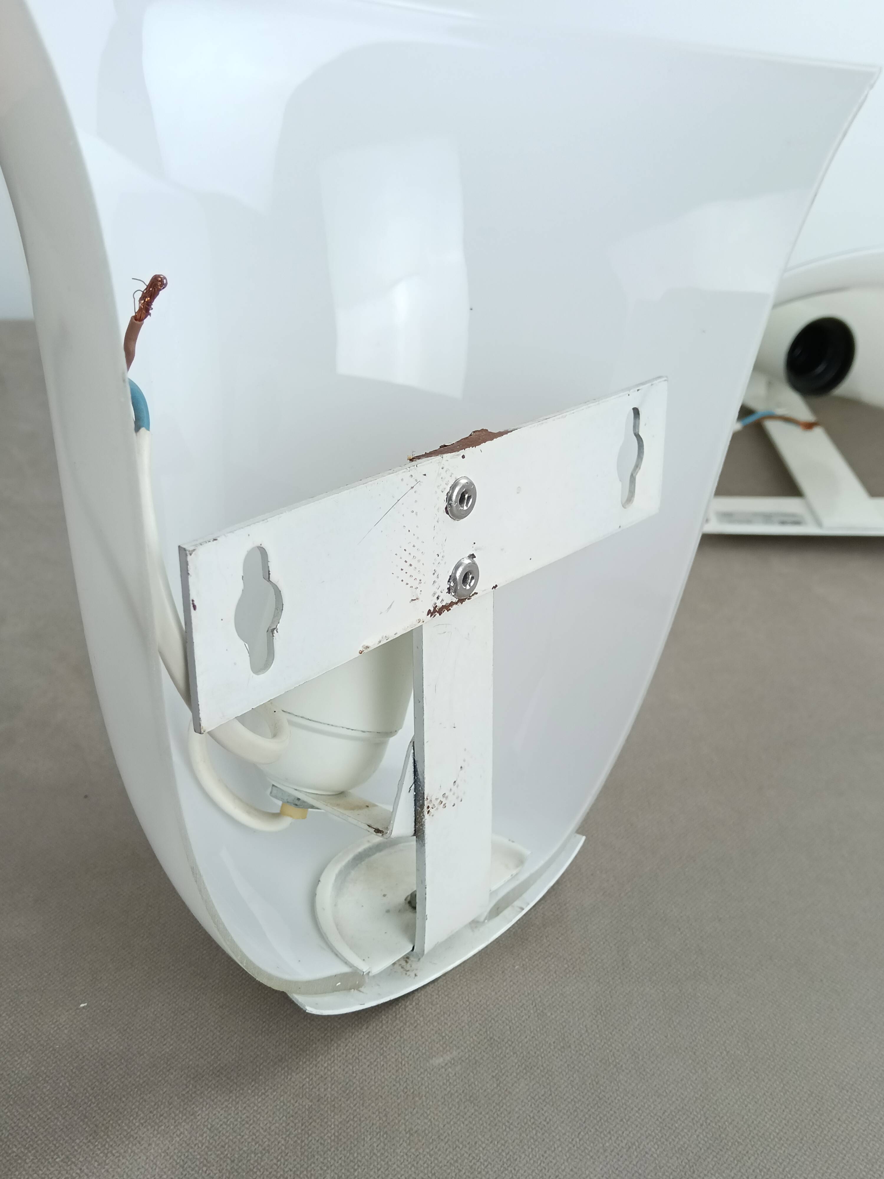 Appliques demi cloche en verre opalin, 1970