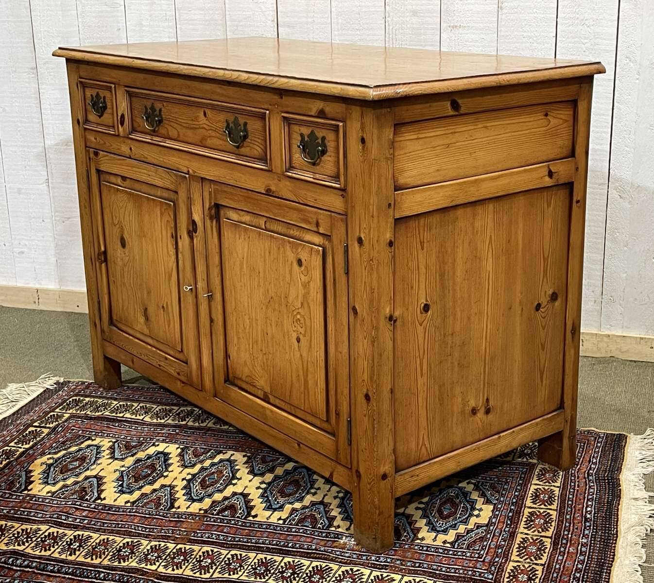 Buffet anglais en sapin des années 1950