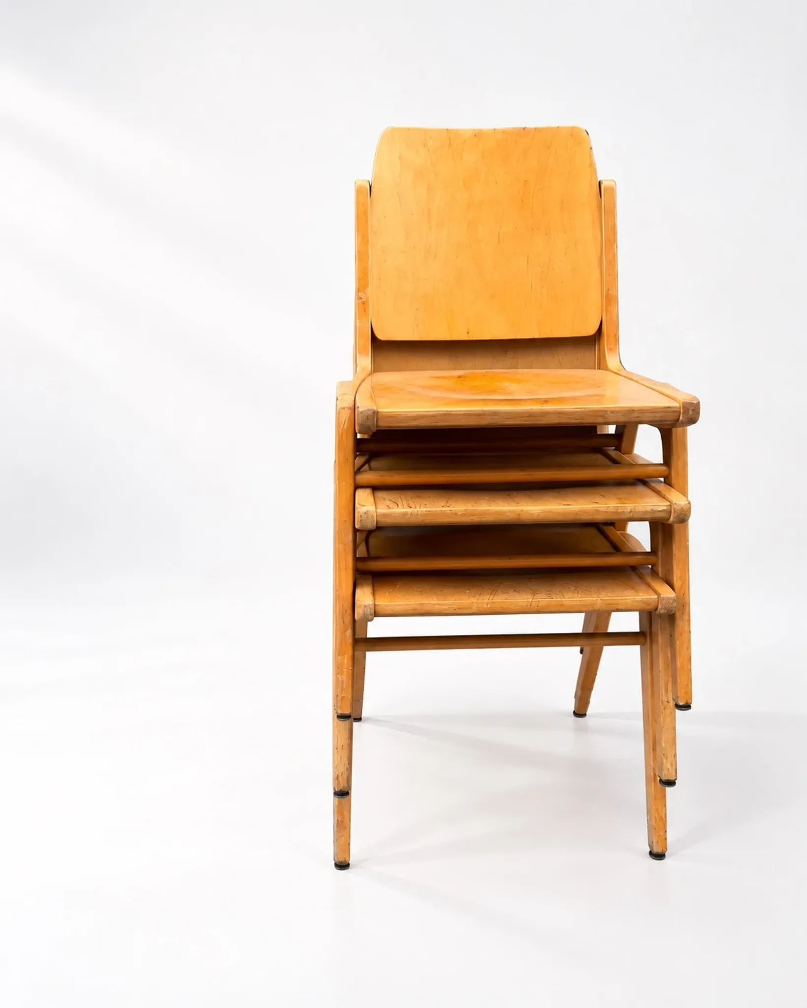 Ensemble de 4 chaises empilables "Austro" par Franz Schuster