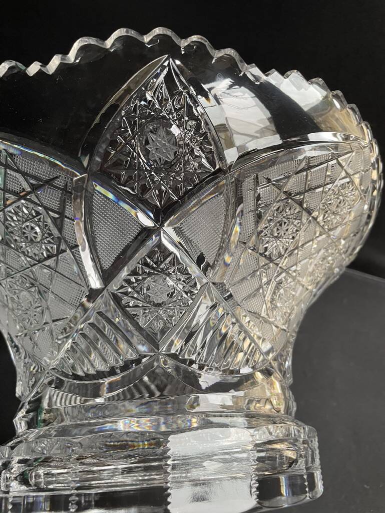 Large bowl on foot – Cut crystal - 20th century