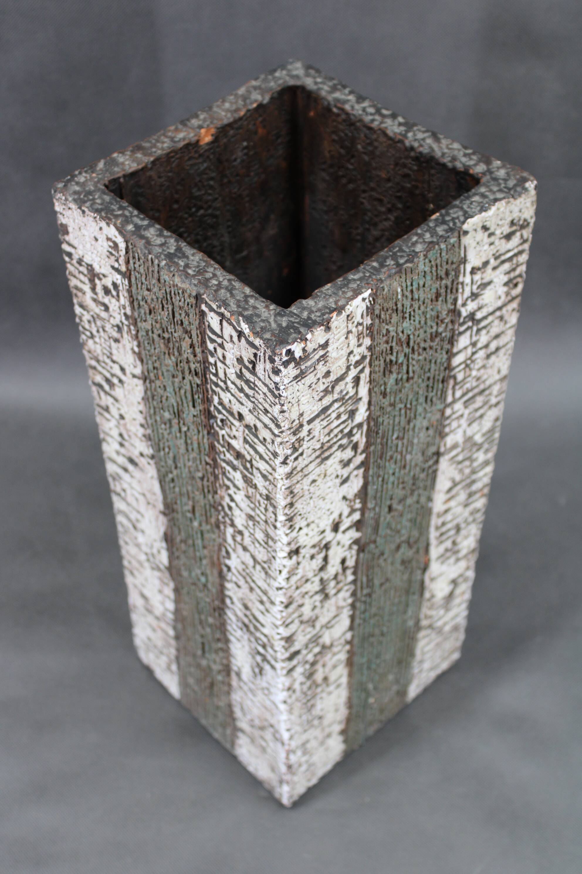 Vase en céramique brutaliste européen des années 1970 – forme haute et texturée, typique du style moderne du milieu du siècle.