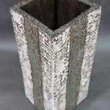 Vase en céramique brutaliste européen des années 1970 – forme haute et texturée, typique du style moderne du milieu du siècle.