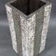 Vase en céramique brutaliste européen des années 1970 – forme haute et texturée, typique du style moderne du milieu du siècle.