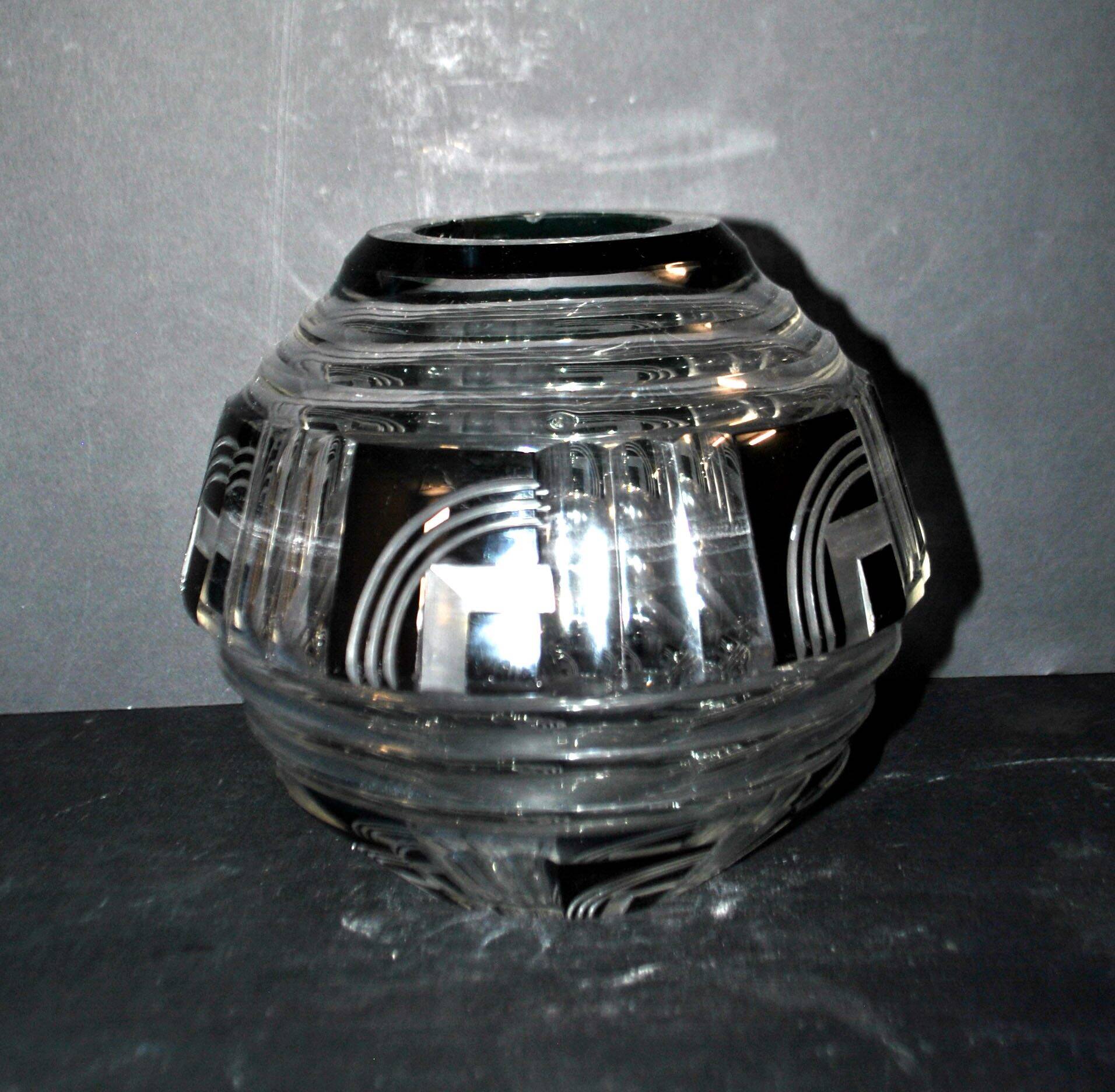 Art Deco round vase in black overlay crystal 1930-1940 Val Saint Lambert?