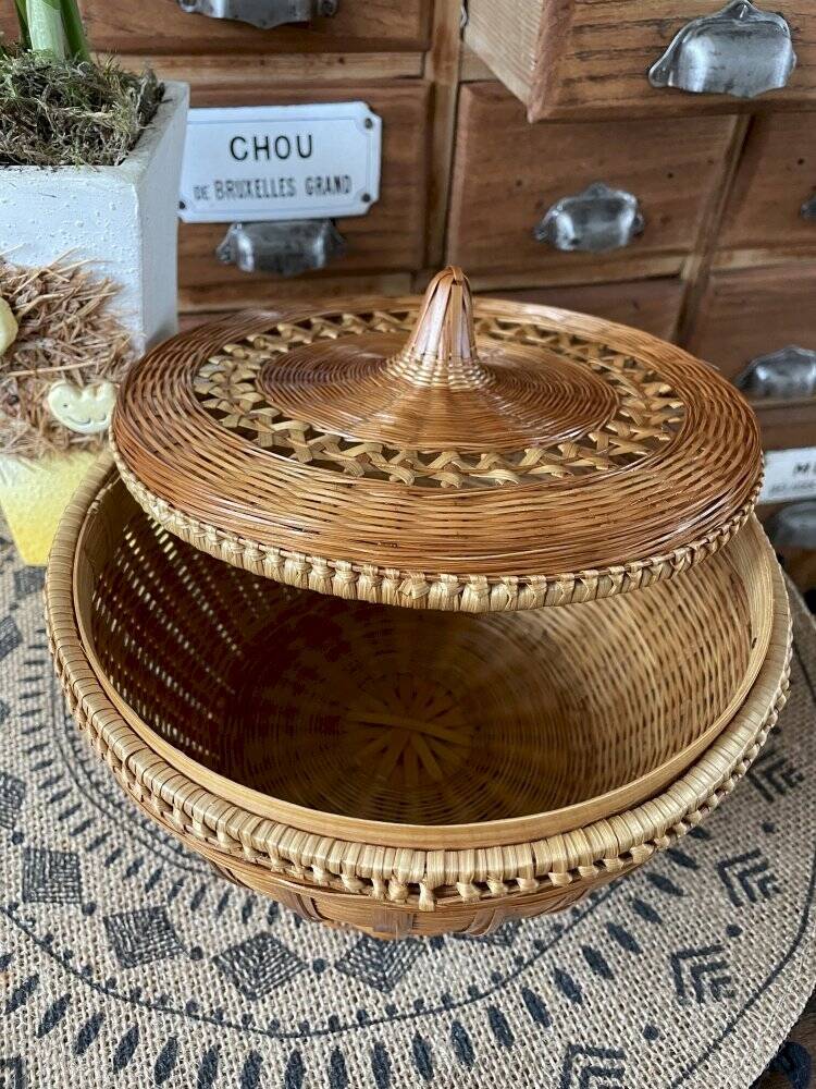 Round handmade basket in fine wicker and bamboo, diameter 19 cm.