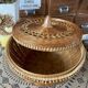 Round handmade basket in fine wicker and bamboo, diameter 19 cm.