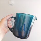 Carafe en verre bleu pétrole