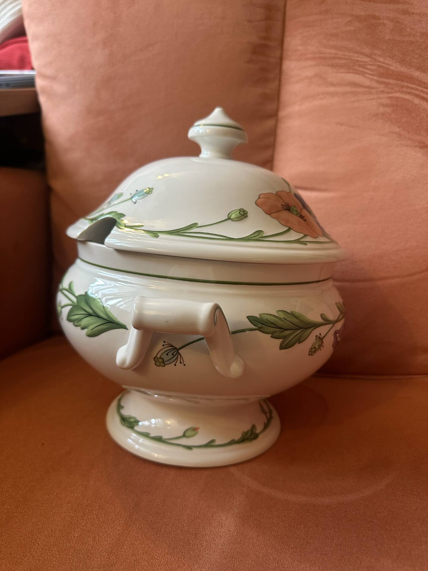 Villeroy & Boch soup tureen Model Amapola, German porcelain