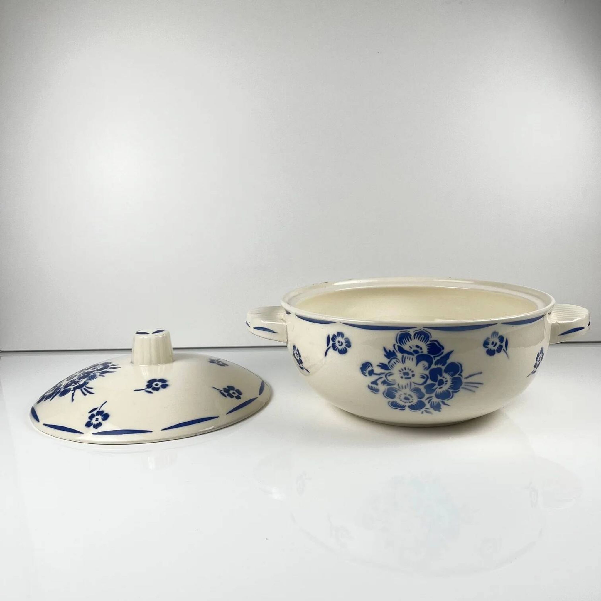 Half-porcelain soup tureen from Badonviller, blue flower pattern, early 20th century.