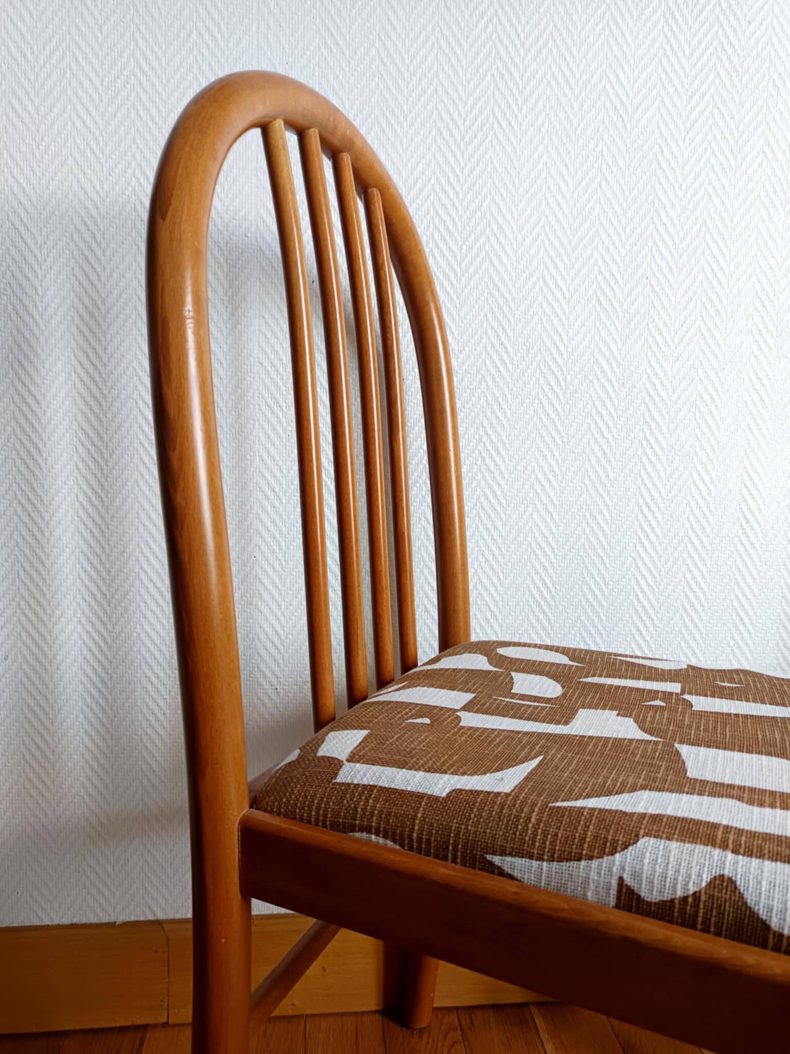 Trois chaises style vintage pin et tissu