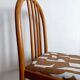 Trois chaises style vintage pin et tissu