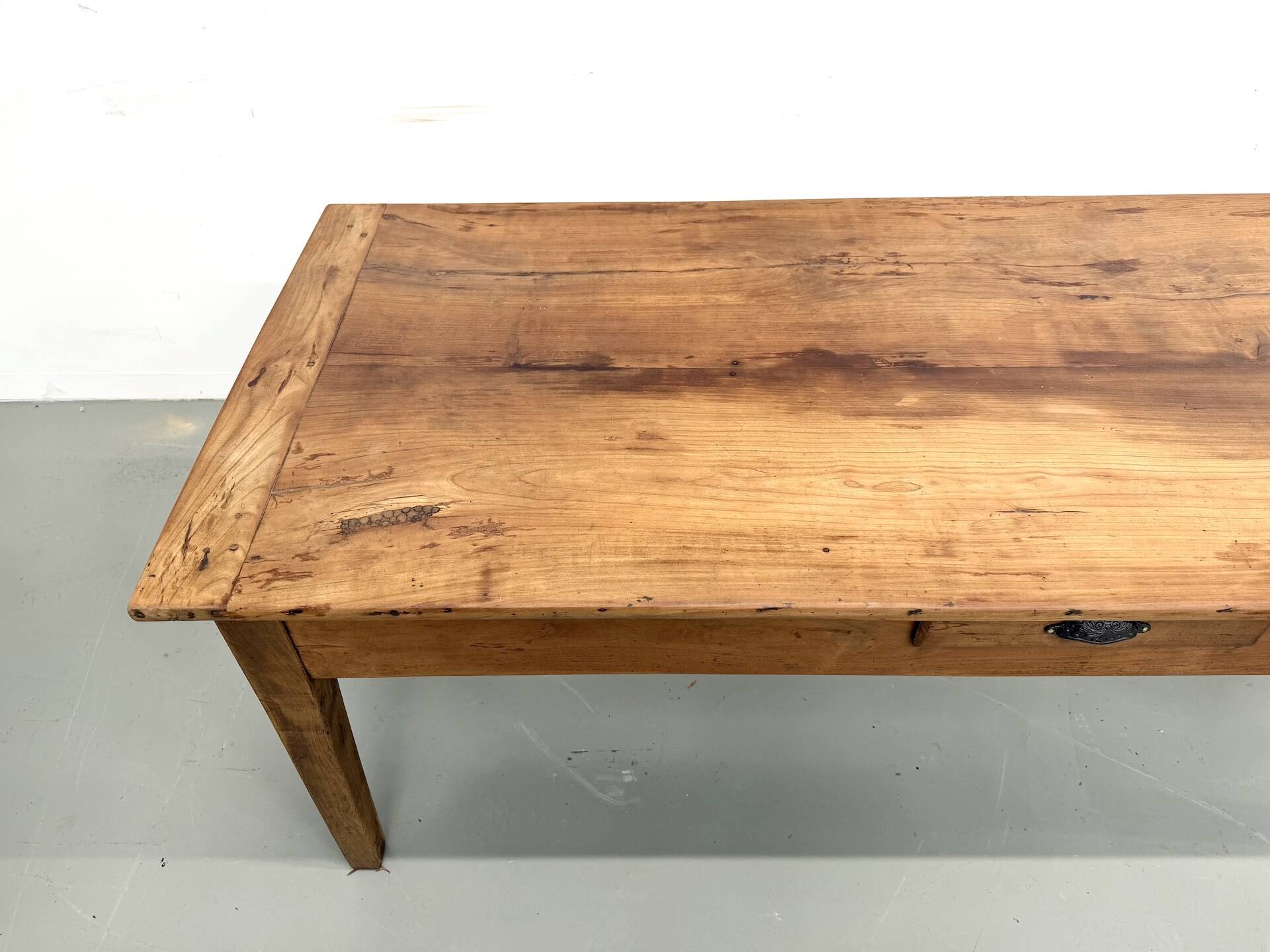 Solid walnut table - Tapered legs