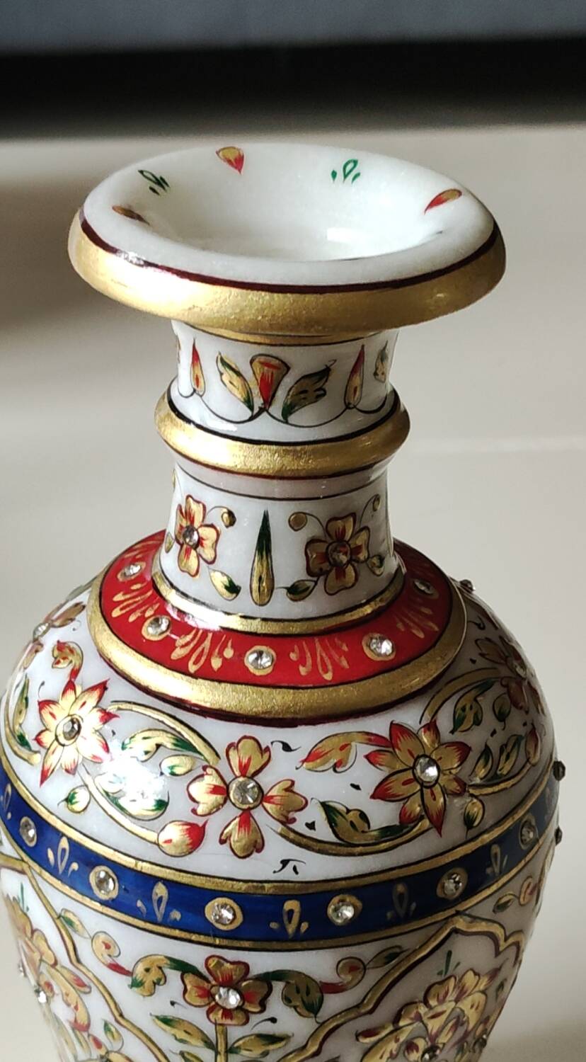 Hindu marble vase with floral decoration and gold leaf, in a box. Height 20 cm.