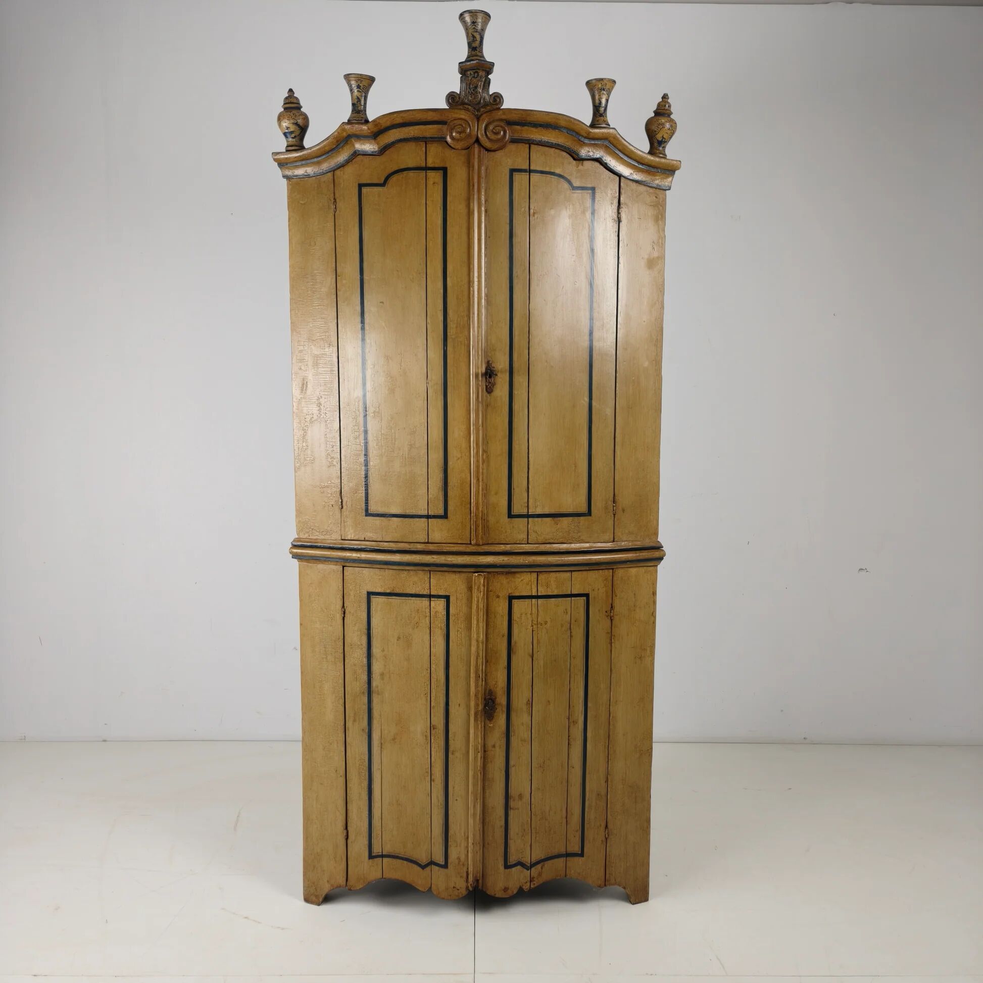 18th century Dutch witwerk cabinet with original key & faux Delft decoration