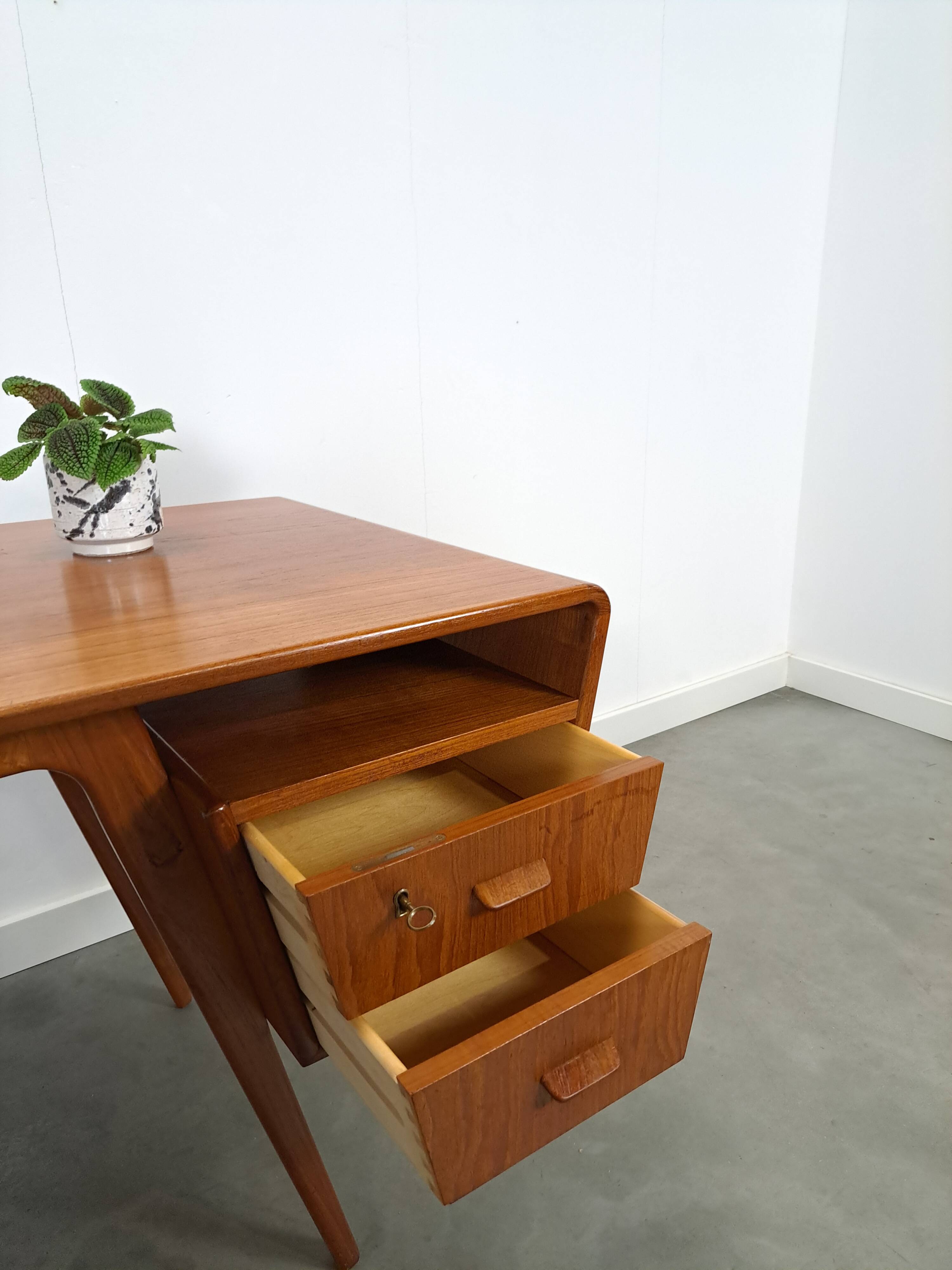 Teak vrijstaand partner bureau met schuine vormen, lades en extra werkblad