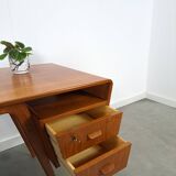 Teak vrijstaand partner bureau met schuine vormen, lades en extra werkblad