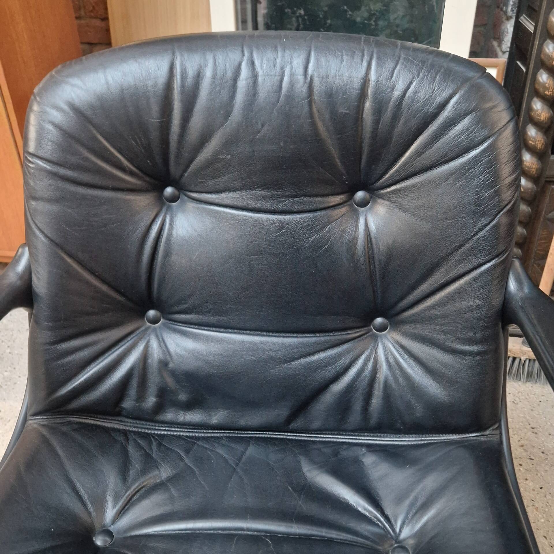 Pair of Comforto armchairs in black leather. Vintage 70s.