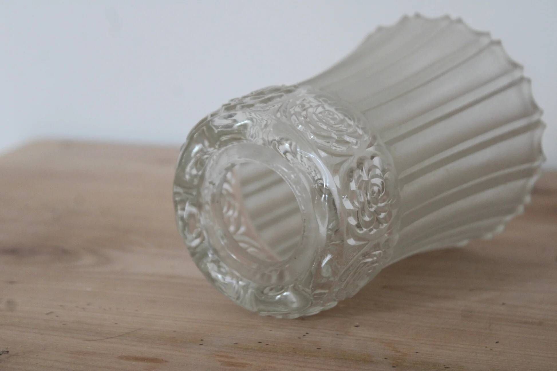 Old frosted glass lamp globe with fluted design – Raised rose decoration – H 14 cm