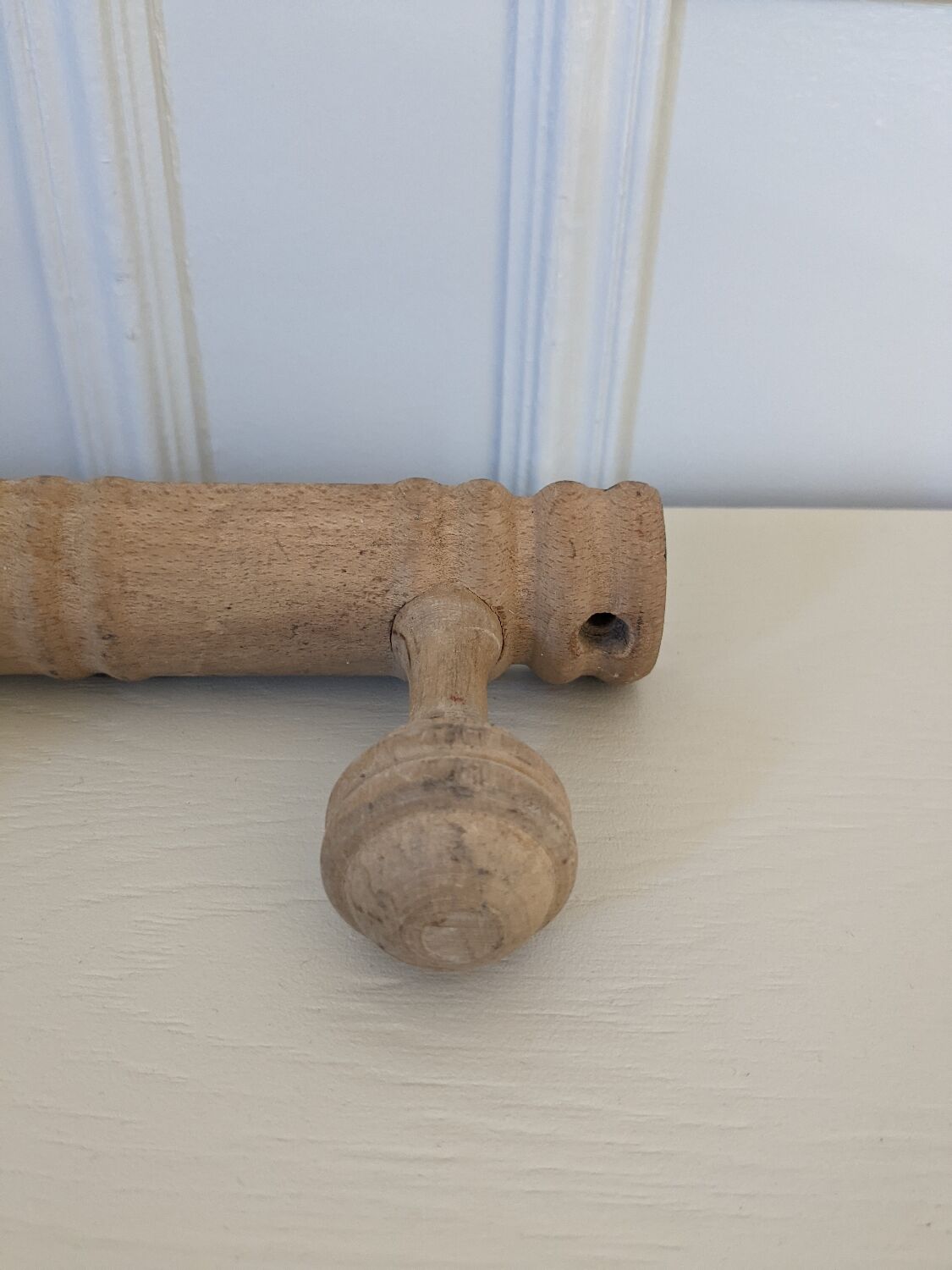 Wall-mounted coat rack with 3 hooks