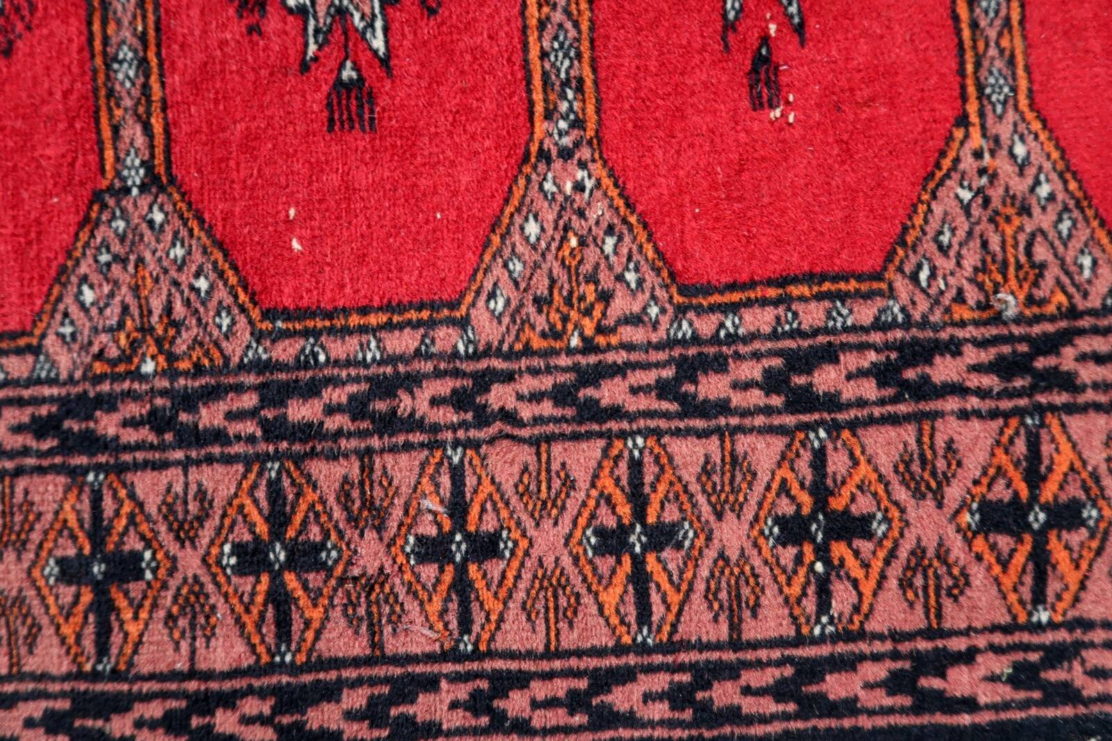 Tapis vintage ouzbek Bukhara fait main en laine – 62 x 106 cm – Années 1970