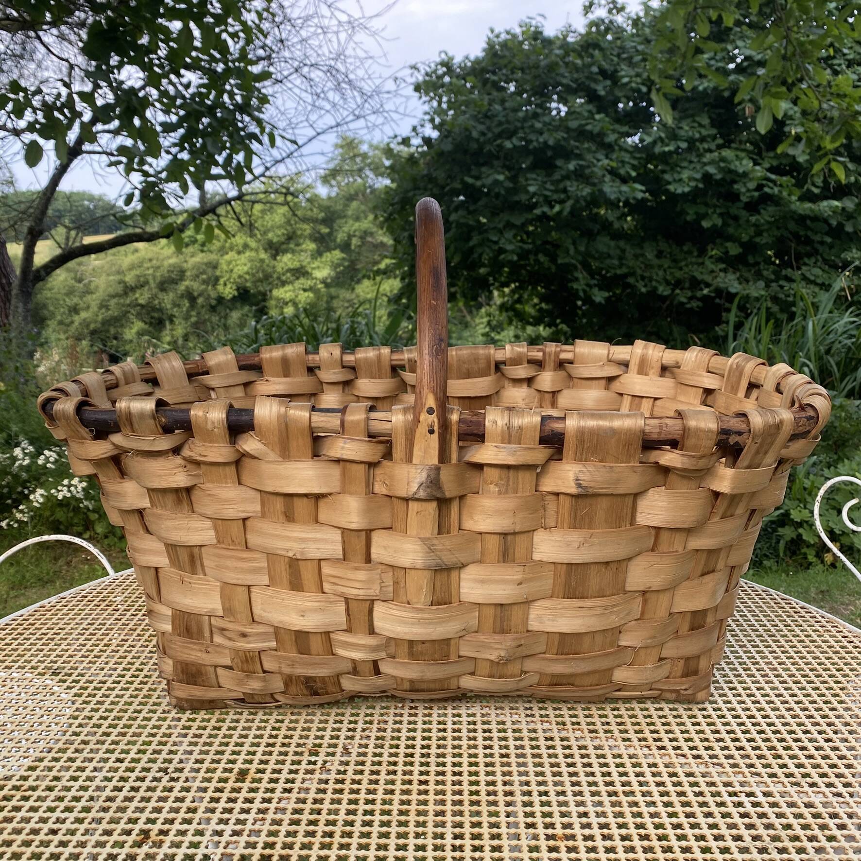 Panier en châtaignier et noisetier