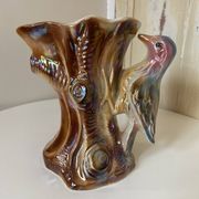 Vase Kitsch "Tronc d'arbre avec Pic Vert" - Céramique Irisée Rose