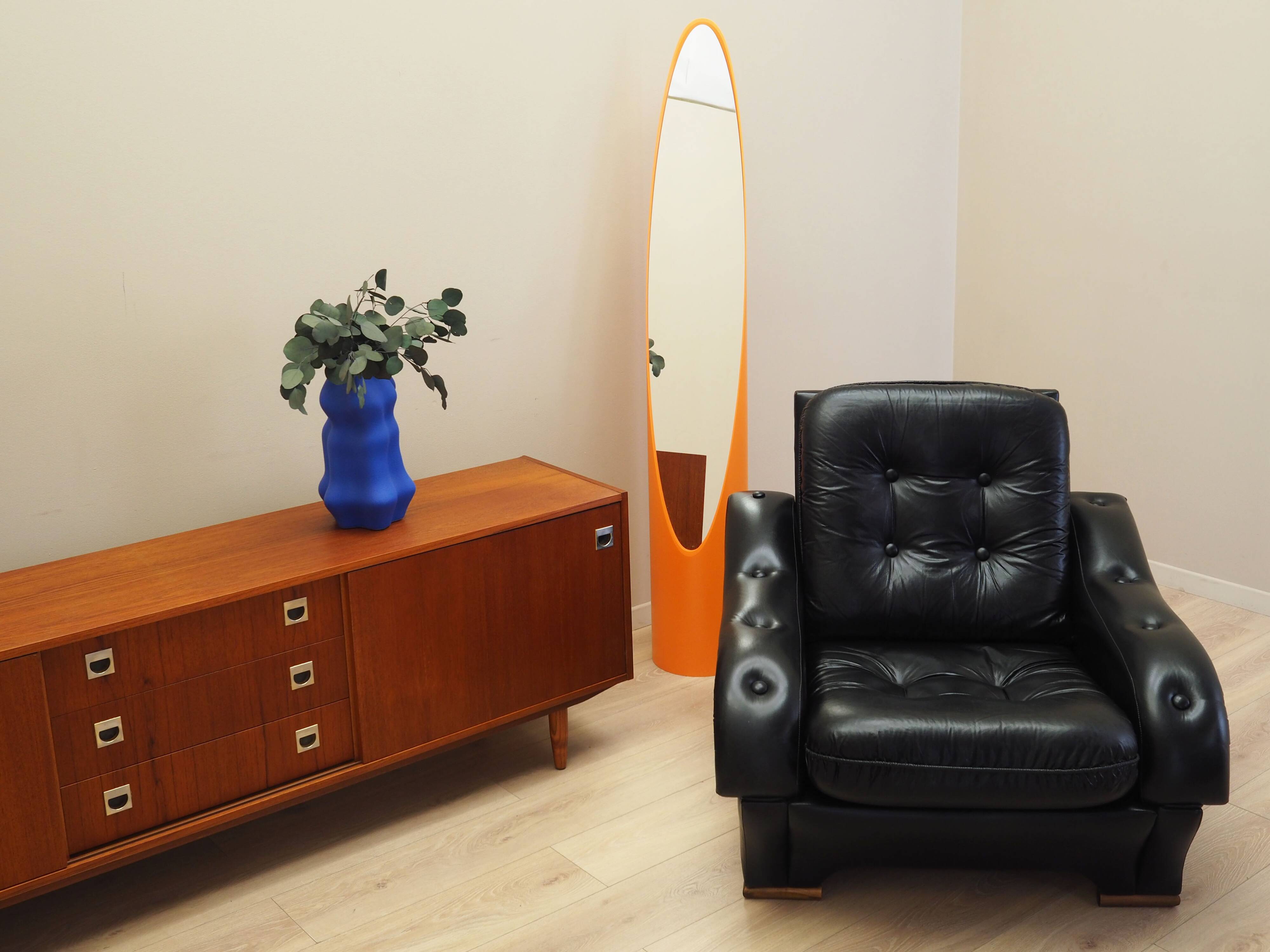 Black armchair, Italian design, 1980s, manufacture: Italy