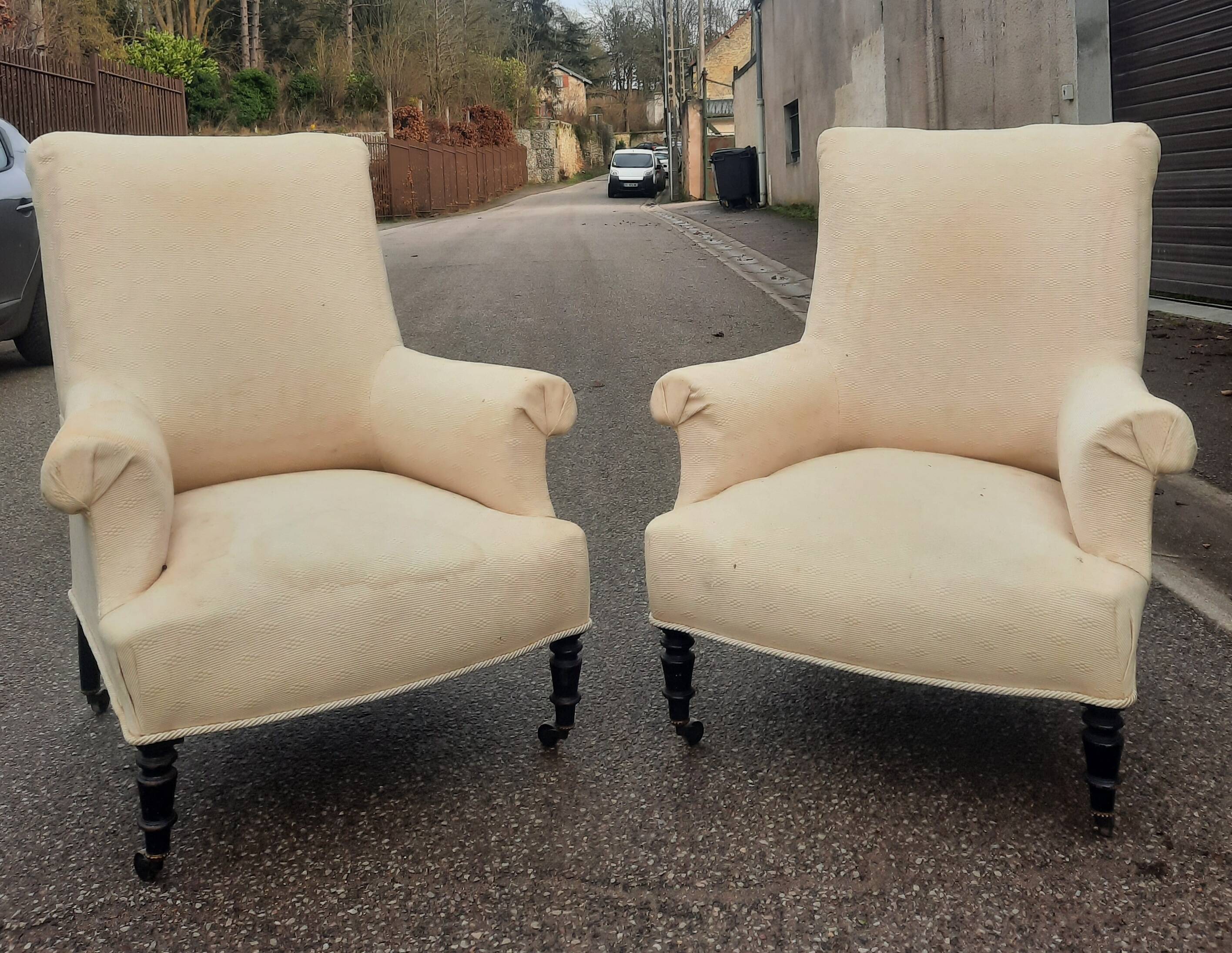 Paire de fauteuils en tissu écru et bois