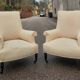 Paire de fauteuils en tissu écru et bois